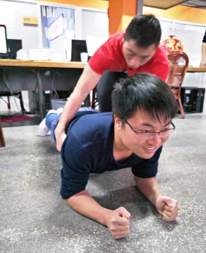 爱上海依木展览健身操(试用版)2017年1月5日,我们不仅仅是全球展台设计搭建服务商,更是一群热爱生命有活力的团队,依木展览全球展台服务商